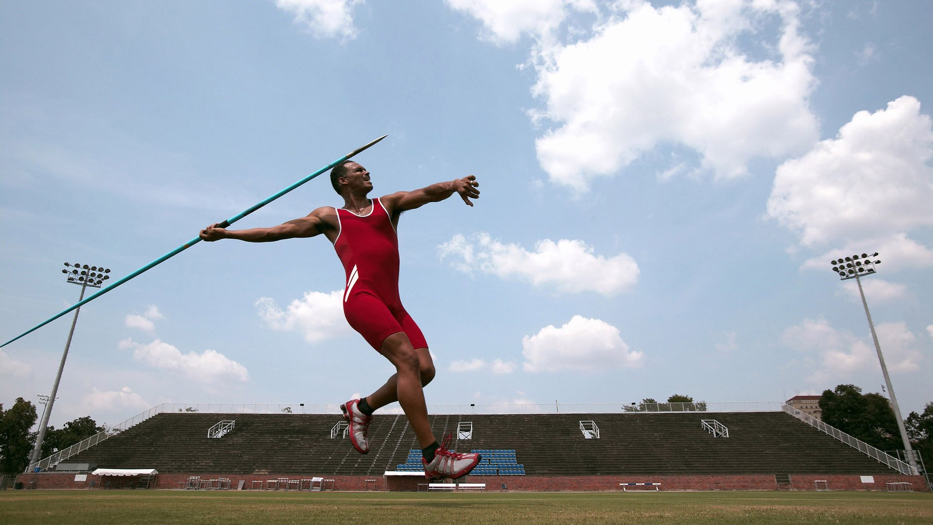 多名年轻球员获得首发机会表现不俗展现未来发展空间,有潜力的年轻球员
