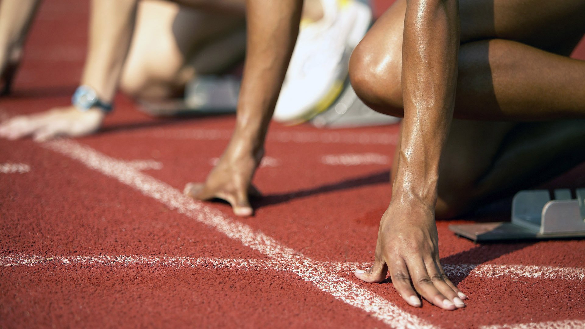 训练营组织球员战术竞赛提升场上沟通与协作能力，培养运动员战术运用能力 时,教练员应该如何要求